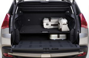 
Cette image illustre parfaitement l'excellente modularit du coffre de la Peugeot 3008. On peut ainsi prendre les bagages infrieurs sans avoir  manipuler ceux du dessus.
 